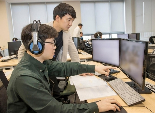 지난 21일 경기도 용인 소재 삼성전자 인재개발원에서 삼성전자 감독관들이 응시자들을 대상으로 예비소집을 진행하고 있다. 2023.10.28. [사진출처=삼성전자]