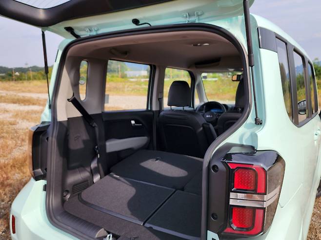 기아 레이EV 테일게이트로 들여다본 적재공간. [김성우 기자]