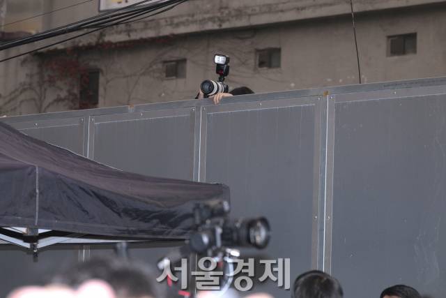 사생팬이 담을 넘는 모습을 포착했다