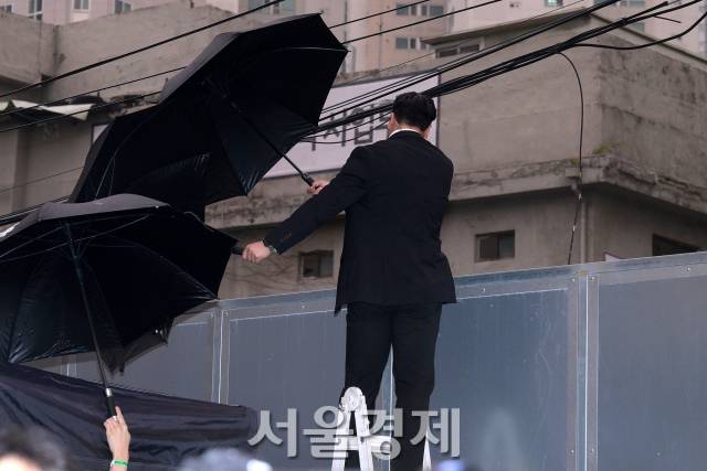 고압 전신주에 걸릴 수 있으니 내려가라며 현장 통제 중인 경호원