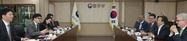 한동훈 법무부 장관이 5월 26일 경기 과천시 법무부 청사에서 차히야 엘벡도르지 국제 사형제 반대위원회 위원과 대화를 나누고 있다. [법무부]