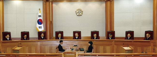 2010년 2월 25일 이강국 헌법재판소장(왼쪽에서 다섯 번째)과 재판관들이 서울 종로구 헌법재판소 대심판정에서 사형제 위헌법률심판 제청 사건 선고를 앞두고 판사석에 앉아 있다. 왼쪽부터 목영준·민형기·김희옥·이공현·이강국·조대현·김종대·이동흡·송두환 재판관. [동아DB]