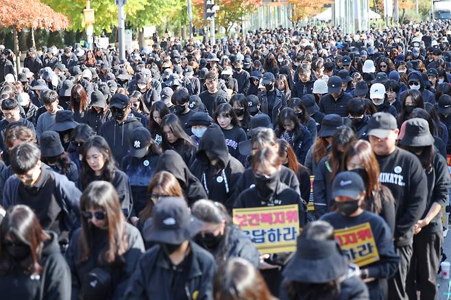 28일 오후 서울 여의도 국회 앞에서 열린 아동복지법 개정 촉구 집회에서 참가 교사들이 묵념하고 있다. ⓒ 연합뉴스