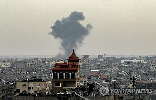 검은 연기 피어오르는 가자지구 [UPI=연합뉴스]