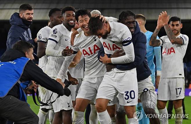 경기 마치고 벤탕쿠르(30번) 등 동료들과 함께 기뻐하는 손흥민 [AFP=연합뉴스]