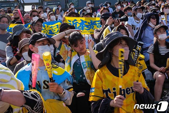 일본시리즈에서 한신을 응원하는 팬들. ⓒ AFP=뉴스1