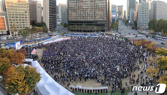 29일 오후 서울 중구 서울광장에서 열린 10·29 이태원 참사 1주기 시민추모대회 '기억, 추모, 진실을 향한 다짐'이 추모객들로 붐비고 있다.(공동취재) 2023.10.29/뉴스1 ⓒ News1 김민지 기자