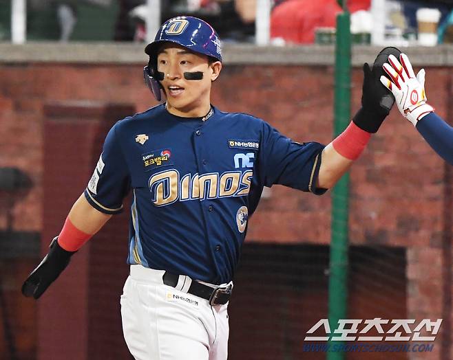 23일 인천 SSG랜더스필드에서 열린 NC와 SSG의 준PO 2차전. 2회초 2사 1, 2루 박건우의 안타 때 홈인한 손아섭이 축하받고 있다. 인천=정재근 기자 cjg@sportschosun.com/2023.10.23/