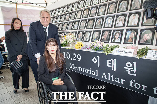 인요한 국민의힘 혁신위원장(왼쪽 두번째)이 29일 오후 서울 중구 서울광장에서 열린 이태원 참사 1주기 시민추모대회에 참석해 합동분향소에서 희생자들을 추모하고 있다./임영무 기자