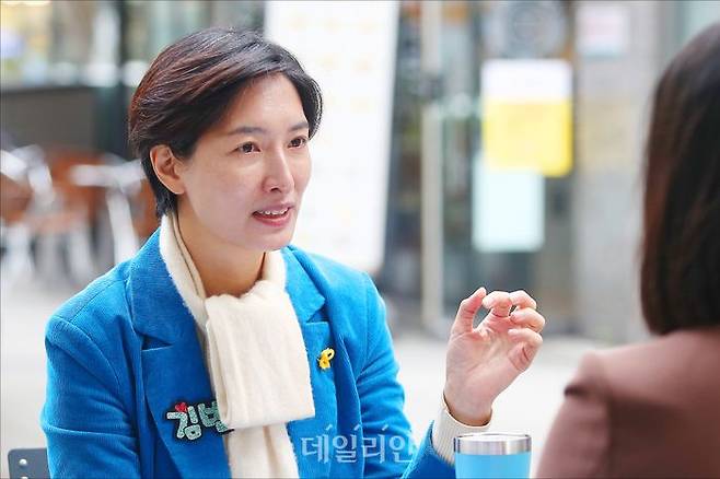 김빈 전 청와대 행정관이 27일 오전 서울 마포구의 한 카페에서 데일리안과 인터뷰를 하고 있다. ⓒ데일리안 홍금표 기자