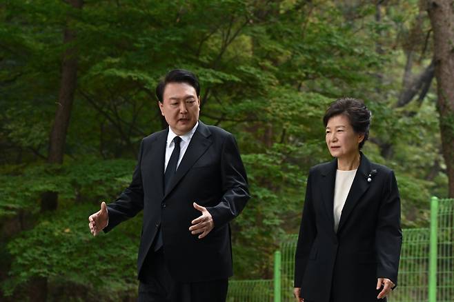 윤석열 대통령이 26일 서울 동작구 국립서울현충원에서 열린 박정희 전 대통령 서거 제44주기 추도식에서 박근혜 전 대통령과 함께 묘소를 참배한 후 이동하며 대화를 나누고 있다.  사진=대통령실 제공