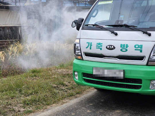 지난 26일 소 바이러스성 질병인 '럼피스킨병' 확진 판정을 받은 강원 횡성군의 한 축산농가 입구에서 방역 당국이 소독에 나서고 있다. 사진 연합뉴스.