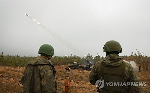 다연장 로켓포 발사하는 러시아군. [타스=연합뉴스]