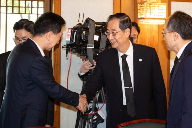 한덕수(오른쪽 두 번째) 국무총리와 김기현 국민의힘 대표가 29일 서울 종로구 총리공관에서 열린 고위당정협의회에 참석해 인사를 나누고 있다. 뉴스1