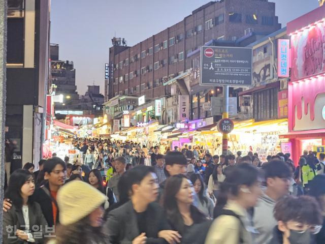 28일 오후 서울 마포구 홍대 인근 거리가 핼러윈을 즐기로 나온 시민들로 인산인해를 이루고 있다. 김태연 기자