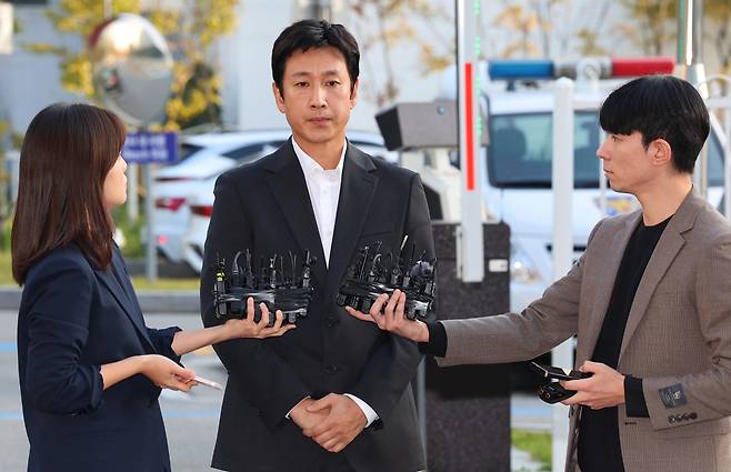 Lee Sun-kyun addresses members of the media at the Incheon Nonhyeon Police Station in Incheon on Saturday. (Yonhap)