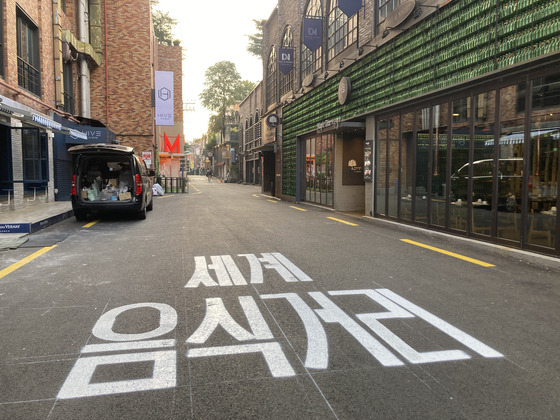 An empty street in Itaewon on Tuesday evening [CHO JUNG-WOO]