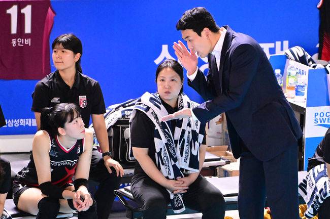 정관장 고희진 감독이 정호영에게 지시를 하고 있다. /KOVO 제공
