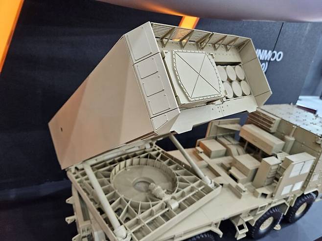 KTSSM-Ⅱ가 탑재될 천무 다연장로켓의 모형. 왼쪽의 덮개가 있는 곳이 KTSSM-Ⅱ가 탑재되는 발사대다. 천무는 유사시&nbsp; KTSSM-Ⅱ 2발을 장착한다. 박수찬 기자