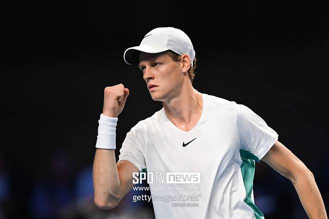 ▲ 2023 ATP 투어 비엔나오픈 단식 준결승전에서 득점을 올린 뒤 주먹을 불끈 쥐는 야닉 시너