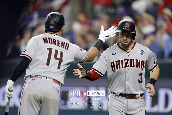 ▲가브리엘 모레노(왼쪽)가 에반 롱고리아와 득점 후 기뻐하고 있다.