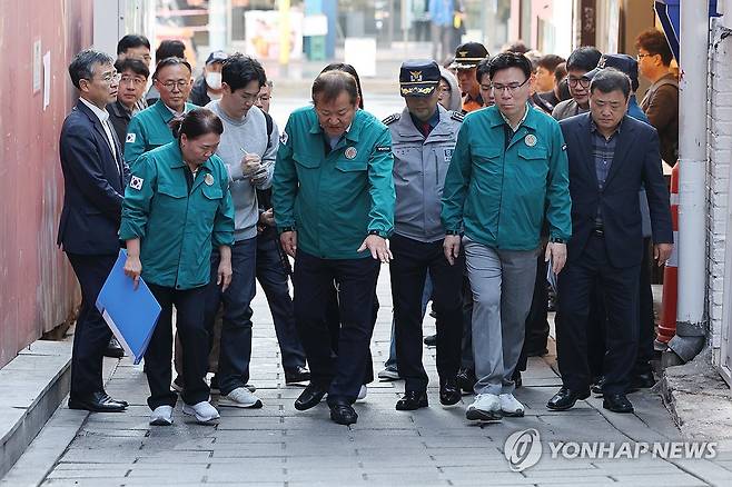 이태원 참사 현장 찾은 이상민 장관 (서울=연합뉴스) 신현우 기자 = 이상민 행정안전부 장관이 28일 오전 서울 용산구 이태원 참사 현장에 마련된 '10·29 기억과 안전의 길'을 방문해 현장을 점검하고 있다. 2023.10.28 nowwego@yna.co.kr