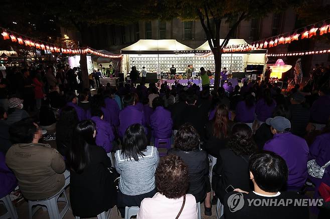 이태원 참사 1주기 추모제 (서울=연합뉴스) 박동주 기자 = 이태원 참사 1주기를 하루 앞둔 28일 서울광장 인근 10·29 이태원 참사 희생자 합동분향소에서 추모문화제가 열리고 있다. 2023.10.28 pdj6635@yna.co.kr