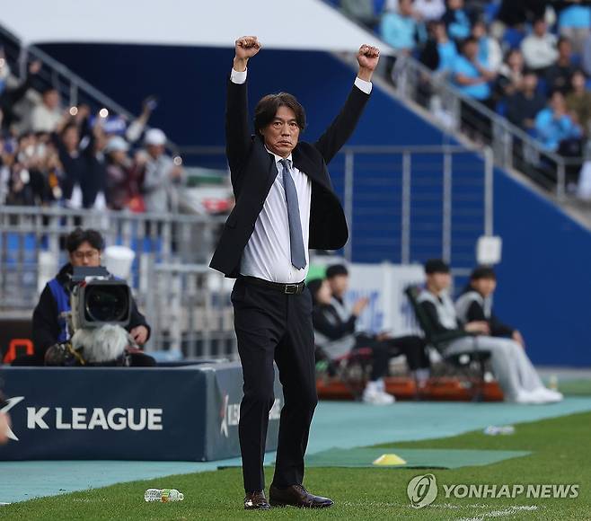 '우승이다' (울산=연합뉴스) 김용태 기자 = 29일 울산 문수축구경기장에서 열린 프로축구 하나원큐 K리그1 울산 현대와 대구FC의 경기가 끝난 후 리그 우승을 확정한 울산 홍명보 감독이 환호하고 있다. 2023.10.29 yongtae@yna.co.kr