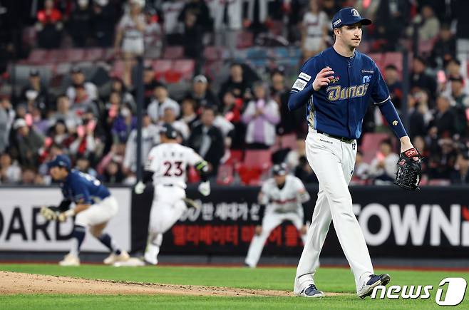 30일 오후 경기 수원시 장안구 KT위즈파크에서 열린 프로야구 ‘2023 신한은행 SOL KBO 포스트시즌’ 플레이오프 1차전 KT 위즈와 NC 다이노스의 경기, 무실점으로 2회초 이닝을 마친 NC 선발투수 페디가 더그아웃으로 향하고 있다. 2023.10.30/뉴스1 ⓒ News1 이동해 기자