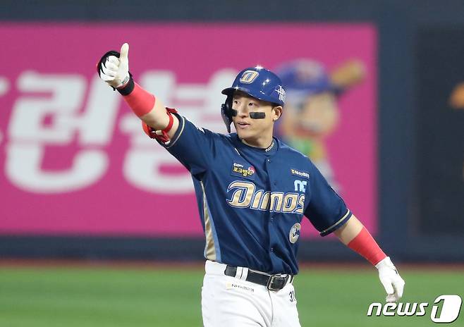 30일 오후 경기 수원시 장안구 KT위즈파크에서 열린 프로야구 '2023 신한은행 SOL KBO 포스트시즌' 플레이오프 1차전 kt 위즈와 NC 다이노스의 경기, 4회초 무사 주자 2,3루 상황 1타점 안타를 친 NC 손아섭이 기뻐하고 있다. 2023.10.30/뉴스1 ⓒ News1 김영운 기자