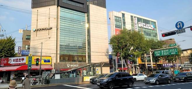대흥역 일대에 최승재 국민의힘 의원 지역사무소. 왼쪽 옆 건물에 조정훈 시대전환 의원 지역사무소 내부 공사가 진행중이다. 사진=나주석 기자