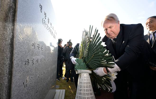 인요한 국민의힘 혁신위원장이 30일 광주 북구 운정동 국립 5·18민주화묘지 내 행방불명자 묘역에 헌화하고 있다. 혁신위 출범 이후 첫 공식일정이다./뉴시스