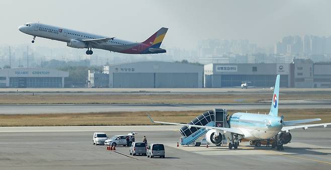 30일 서울 강서구 김포공항 활주로에서 아시아나 여객기가 이륙하고 있다. 아시아나항공은 이날 이사회에서 화물사업 분리 매각 여부를 논의했지만 끝내 결론을 내지 못했다. /뉴스1