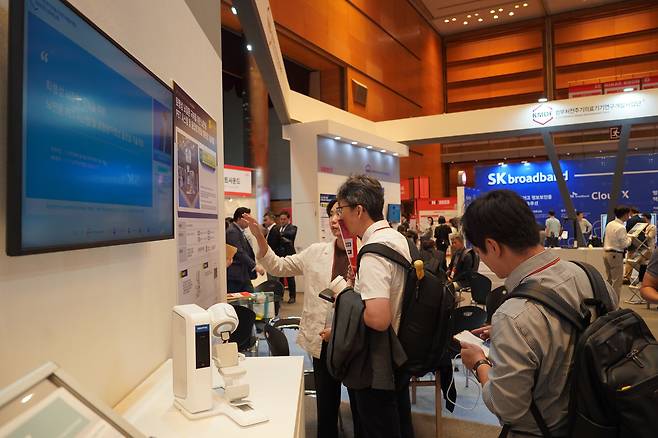 지난 9월 14일 서울 강남구 코엑스에서 개막한 ‘국제병원 및 헬스테크 박람회(KHF 2023)’ 참가자들이 범부처 전주기 의료기기 사업단 부스를 살펴보고 있다./사업단