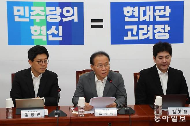 국민의힘 윤재옥 원내대표(가운데)와 당 지도부가 8월 3일 국회에서 열린 최고위원회의에서 민주당 김은경 혁신위원장의 노인 폄하 실언을 성토하고 있다. 백드롭으로 ‘민주당의 혁신=현대판 고려장’이라는 문구가 걸려 있다. 이훈구 기자 ufo@donga.com