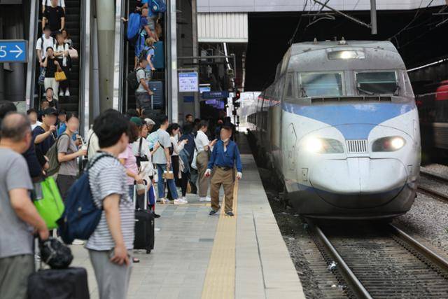 지난달 18일 오후 서울역에서 승객들이 열차를 기다리고 있다. 연합뉴스