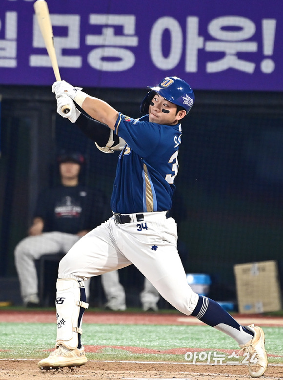 30일 오후 수원 KT위즈파크에서 '2023 KBO 포스트시즌 플레이오프' 1차전 KT 위즈와 NC 다이노스의 경기가 열렸다.2회초 무사 NC 오영수가 솔로 홈런을 때려내고 있다. [사진=곽영래 기자]