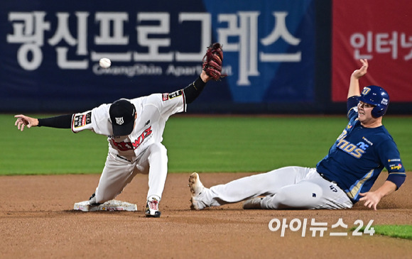 30일 오후 수원 KT위즈파크에서 '2023 KBO 포스트시즌 플레이오프' 1차전 KT 위즈와 NC 다이노스의 경기가 열렸다.4회초 무사 1루 NC 김형준이 김주원의 보내기 번트때 KT 쿠에바스의 송구 실책으로 진루하고 있다. [사진=곽영래 기자]