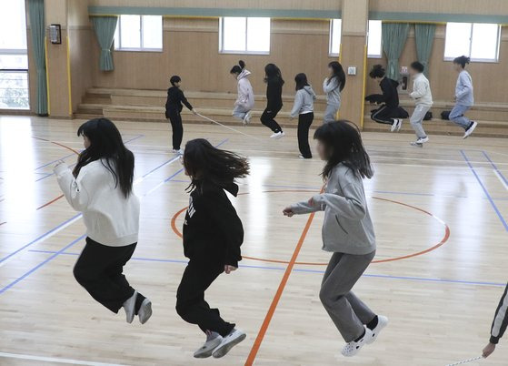 한 초등학교 실내체육관에서 마스크를 벗은 학생들이 줄넘기하며 즐거워하고 있다. 연합뉴스