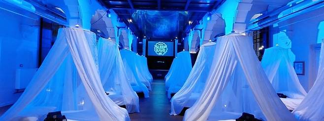 삼성전자가 지난 16일 네덜란드 암스테르담 한 호텔에서 개최한 ‘슬립 레이브(Sleep Rave)’ 행사장 모습. 제공=festivalfans.nl