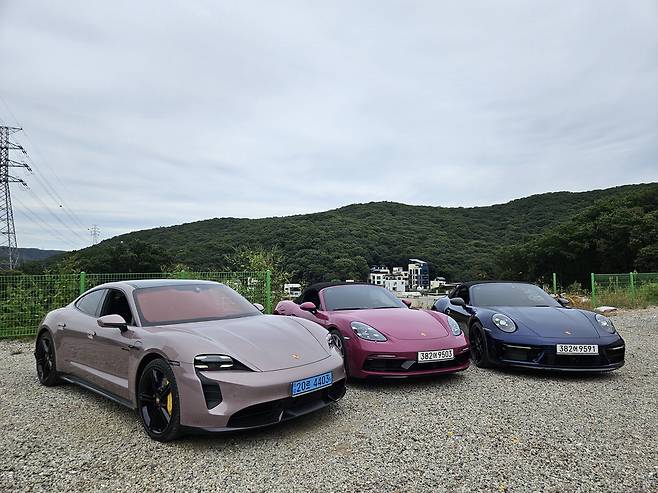 왼쪽부터 타이칸 터보(외장색 프로즌 베리 메탈릭), 718 박스터 GTS 4.0(루비 스타 네오), 911 카레라 GTS 카브리올레(젠션 블루 메탈릭).