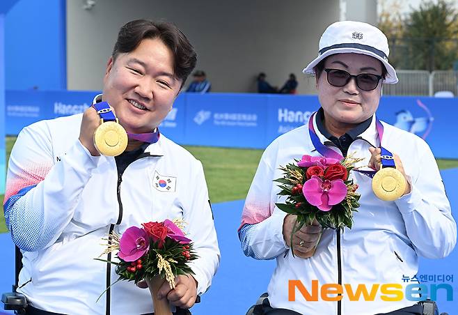 박홍조-김옥금, 반짝반짝 빛나는 금메달 들고