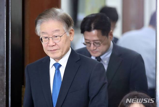 [서울=뉴시스] 고범준 기자 = 이재명 더불어민주당 대표와 홍익표 원내대표가 30일 오전 서울 여의도 국회에서 열린 최고위원회의에 참석하고 있다. 2023.10.30. bjko@newsis.com