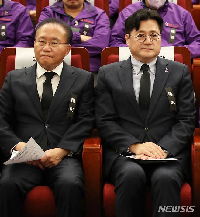[서울=뉴시스] 고범준 기자 = 윤재옥 국민의힘 원내대표와 홍익표 더불어민주당 원내대표가 30일 오후 서울 여의도 국회도서관 대강당에서 열린 10.29 이태원참사 1주기 국회추모제에 참석해 자리에 앉아 있다. 2023.10.30. bjko@newsis.com