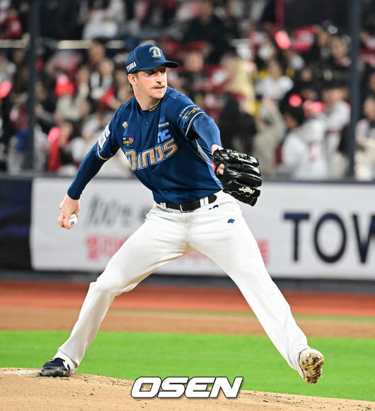 [OSEN=수원, 지형준 기자] 30일 오후 수원 KT위즈파크에서 ‘2023 신한은행 SOL KBO 포스트시즌 플레이오프’ 1차전 KT 위즈와 NC 다이노스의 경기가 열렸다.1회말 NC 페디가 역투하고 있다. 2023.10.30 /jpnews@osen.co.kr