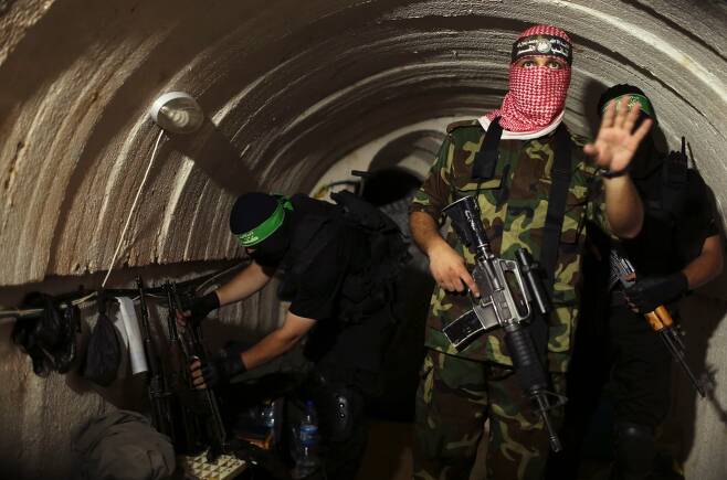 2014년 8월 18일 하마스는 국경 침투 터널을 모두 파괴했다는 이스라엘의 주장을 반박하기 위해 이례적으로 로이터에 지하터널을 공개했다 로이터 연합뉴스