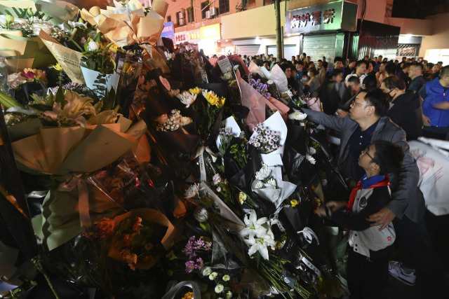 지난 28일 고(故) 리커창 전 중국 총리가 어린 시절을 보낸 안후이성 허페이에서 주민들이 조화를 놓으며 그를 추모하고 있다. 허페이 AP·연합뉴스