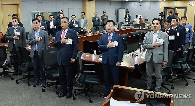 '수도권 민심 청취를 위해' (서울=연합뉴스) 한종찬 기자 = 국민의힘 하태경 의원이 30일 오전 국회 의원회관에서 열린 '수도권 민심, 국민의힘 원외위원장한테 듣는다' 토론회에서 참석자들과 함께 국민의례를 하고 있다. 2023.10.30 saba@yna.co.kr