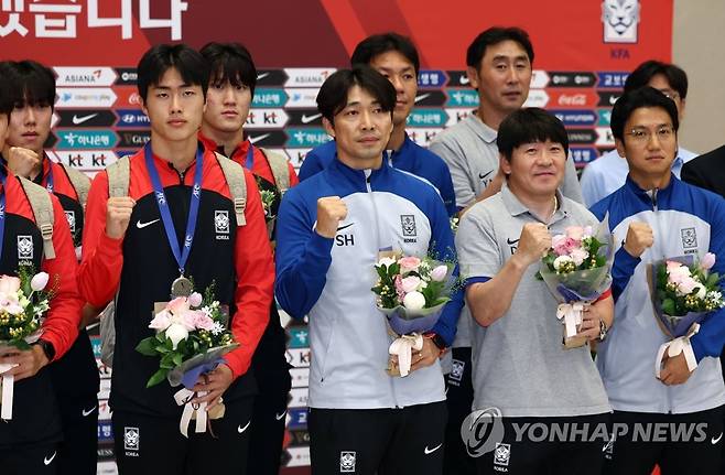 U-17 축구대표팀 귀국 (영종도=연합뉴스) 김인철 기자 = 아시아축구연맹(AFC) U-17 아시안컵에서 준우승을 차지한 17세 이하(U-17) 남자 축구대표팀 변성환 감독과 선수들이 4일 오전 인천국제공항 제2터미널에서 귀국한 뒤 기념촬영을 하고 있다. 2023.7.4 yatoya@yna.co.kr