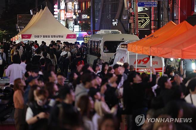 핼러윈 데이 앞둔 토요일 홍대거리 '북적' (서울=연합뉴스) 박동주 기자 = 핼러윈 데이를 앞둔 28일 서울 마포구 홍대 거리가 시민들로 붐비고 있다. 2023.10.28 pdj6635@yna.co.kr